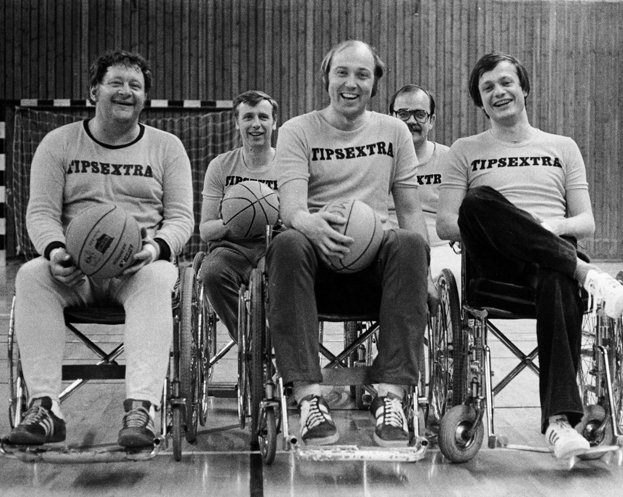 Tipsextraprofilerna Leif Larsson, Ingvar Oldsberg, ”Loket” Olsson och Fredrik Belfrage var med och spelade rullstolsbasket 1977.