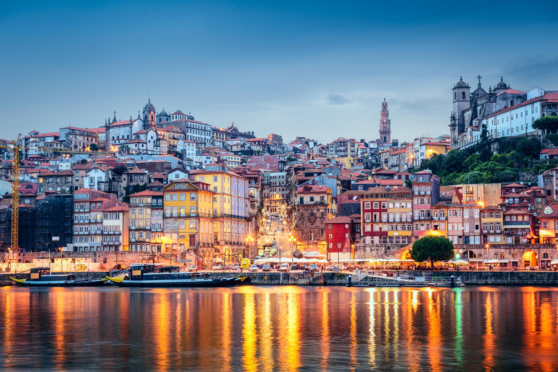 Dourofloden i staden Porto.
