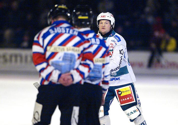 Per Fosshaug, här i VSK-tröjan 2004, har synpunkter på domaren Håkan Sjösten.