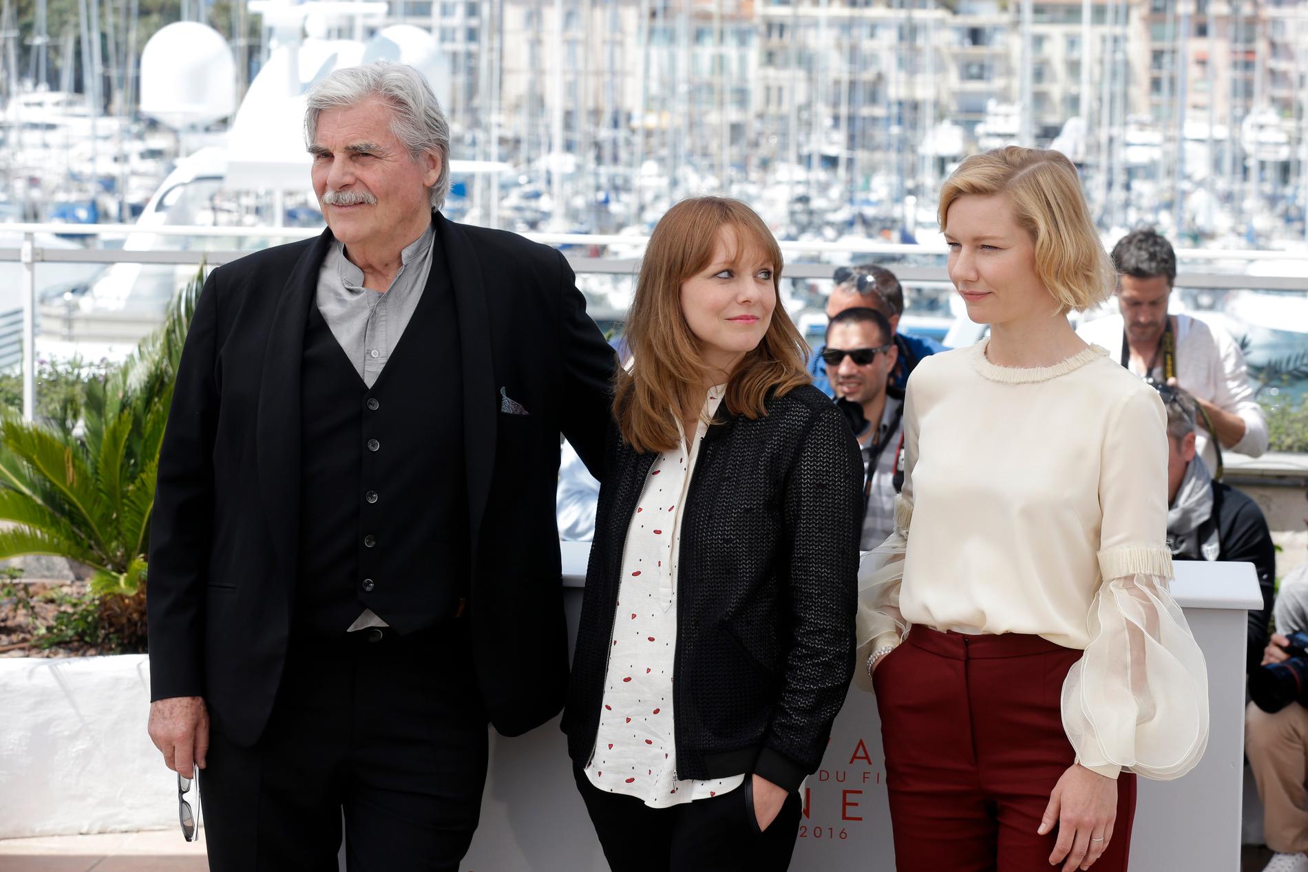 Peter Simonischek, regissören Maren Ade och skådespelaren Sandra Hüller vid Cannes filmfestival 2016.