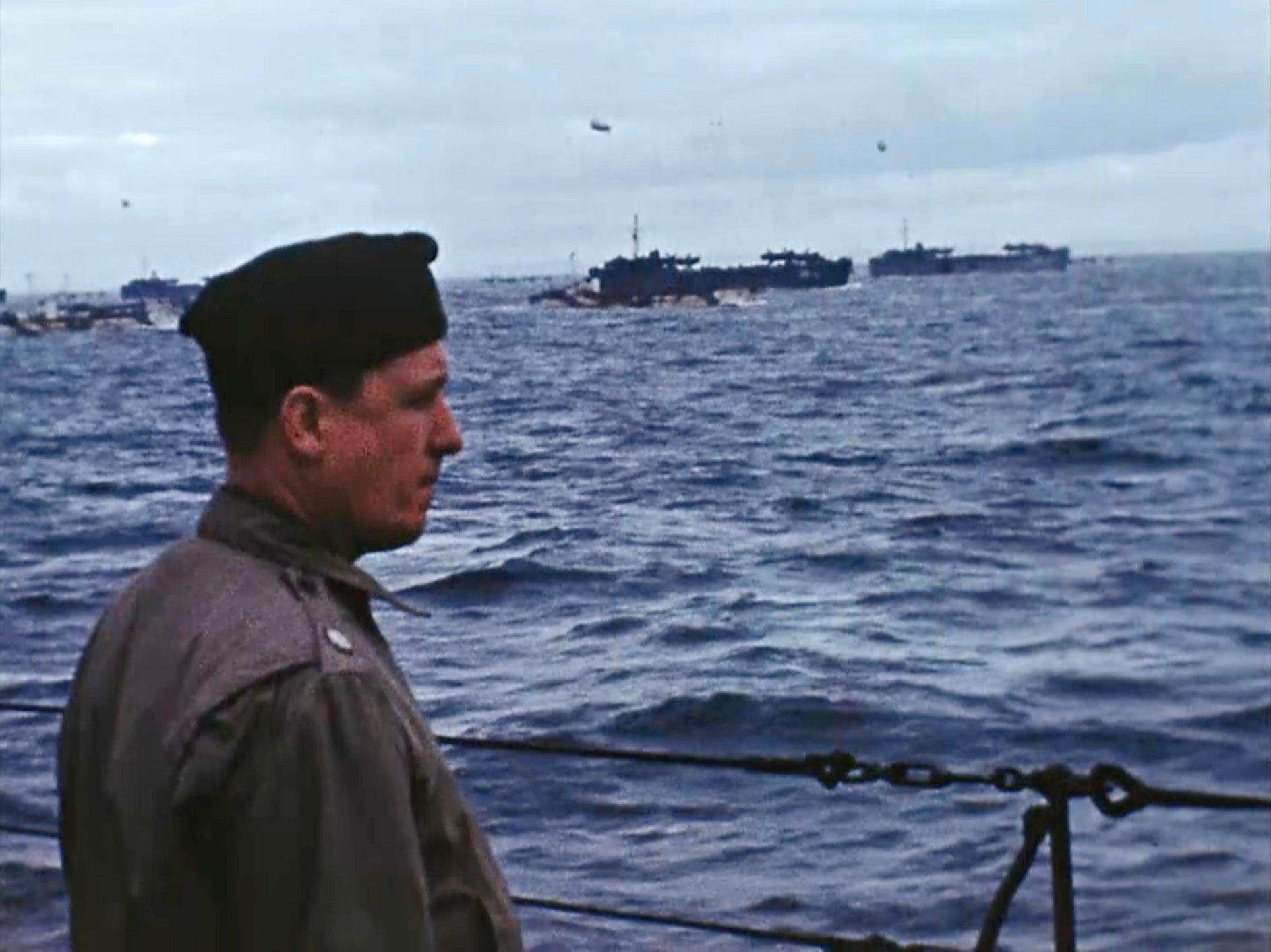 George Stevens fotograferar från en av båtarna under D-dagen, 6 juni 1944.