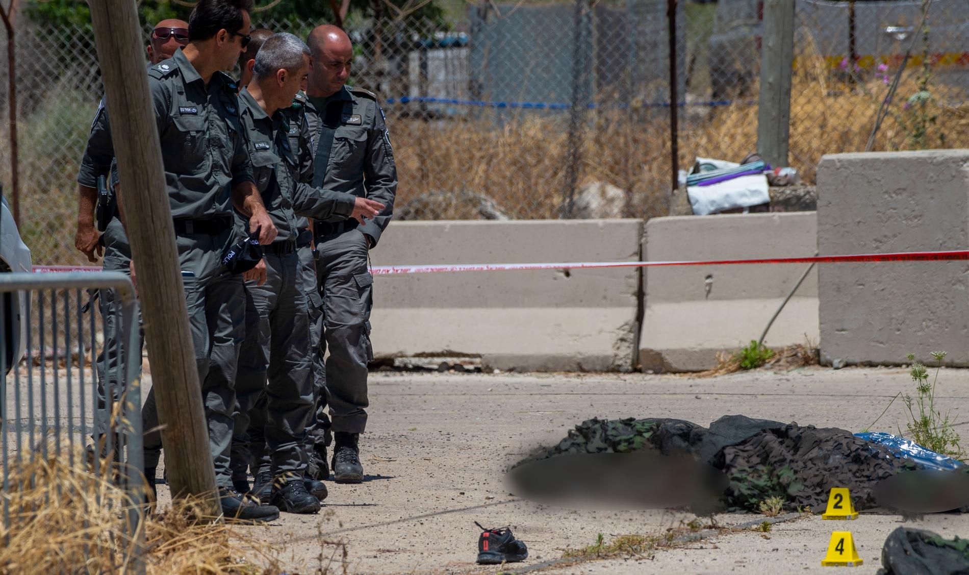  Israeliska soldater styrkor sköt i fredags ihjäl två beväpnade palestinska män vid gränsen vid militärbasen i Salem nära staden Jenin på Västbanken.