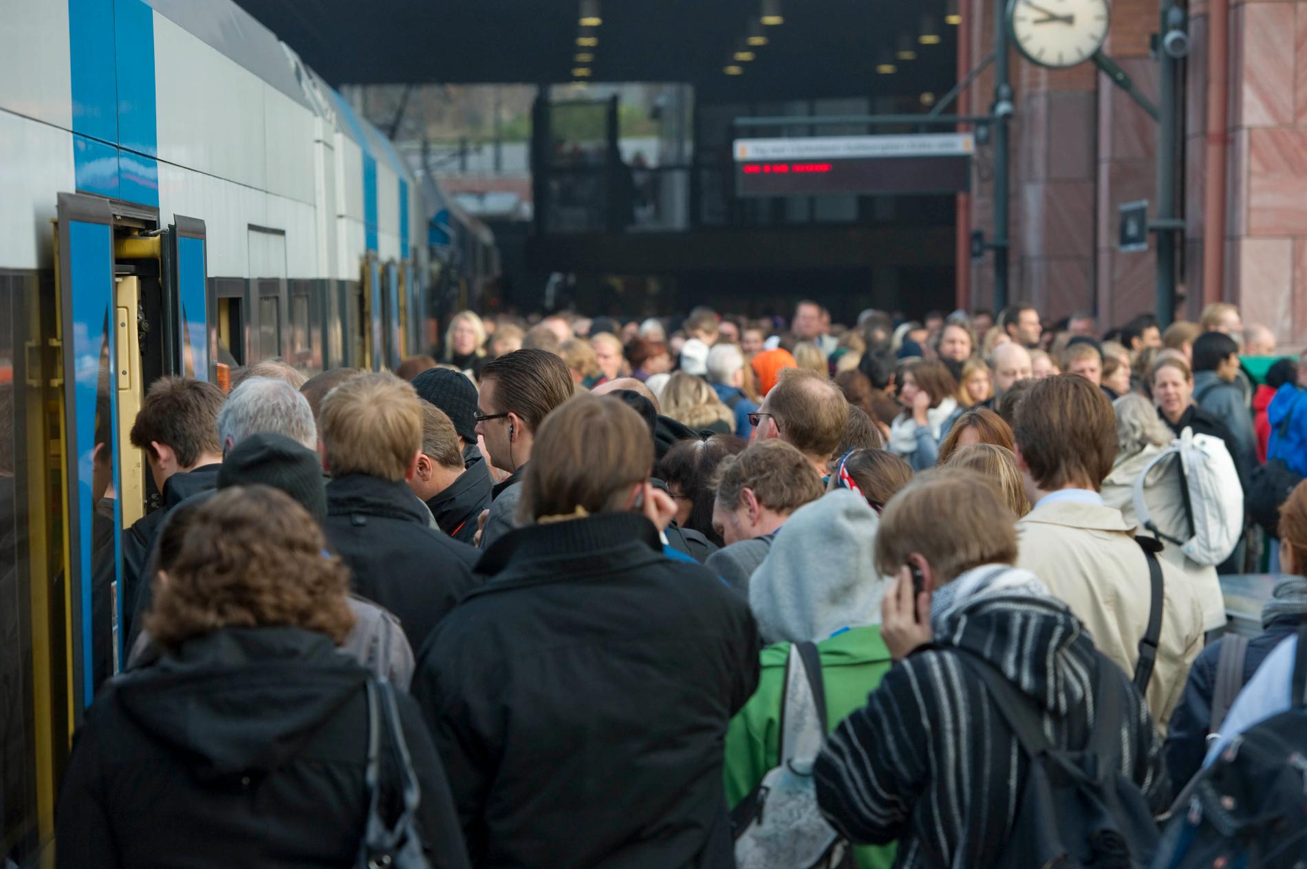 Res dig inte i onödan för en gammal människa på bussen eller tunnelbanan, föreslår forskare. På bilden resenärer som trängs i morgonrusningen vid tvärbanan i Alvik i Stockholm.