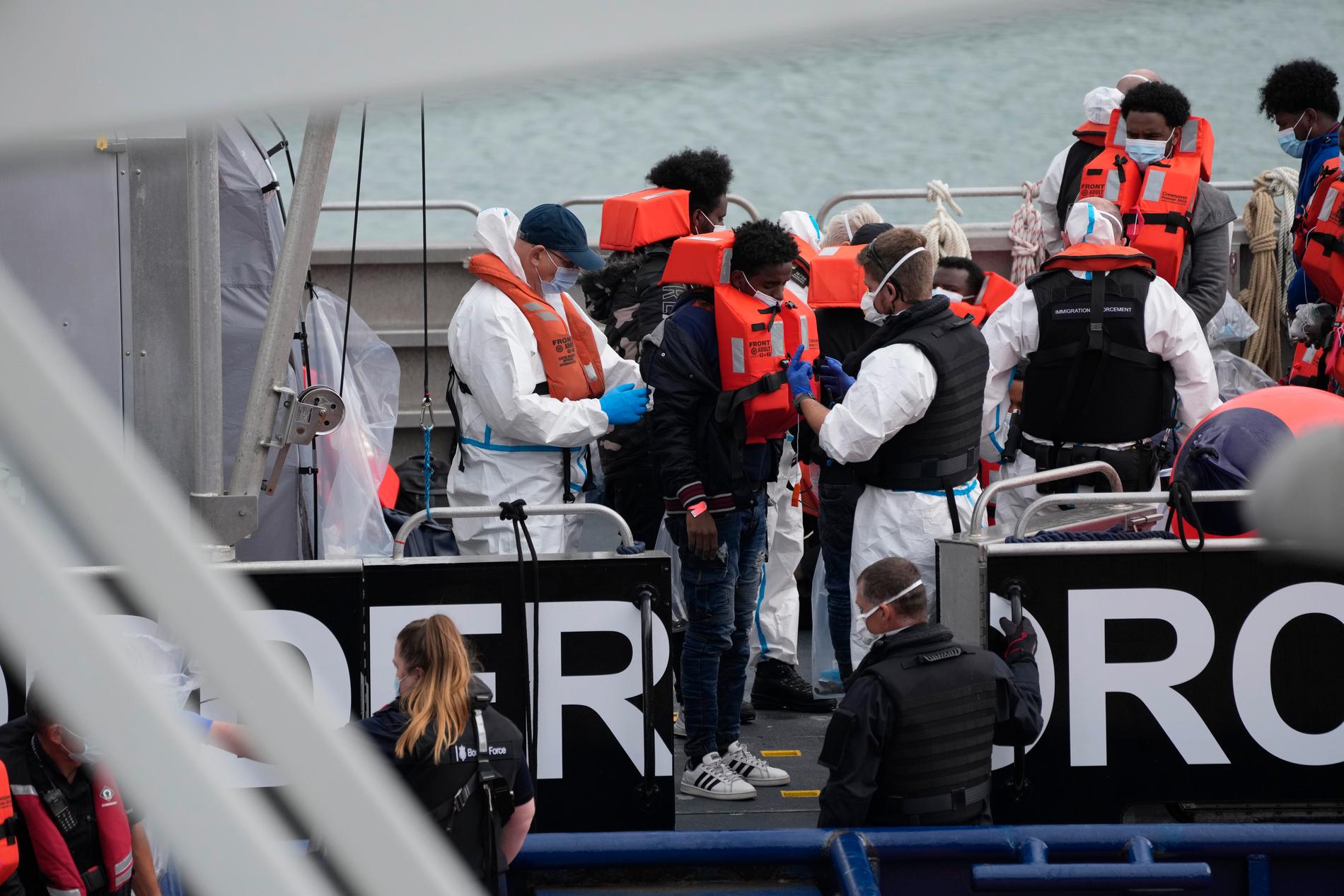 Migranter som plockats upp i Engelska kanalen tas emot vid Dover i England. Bild från i fredags.