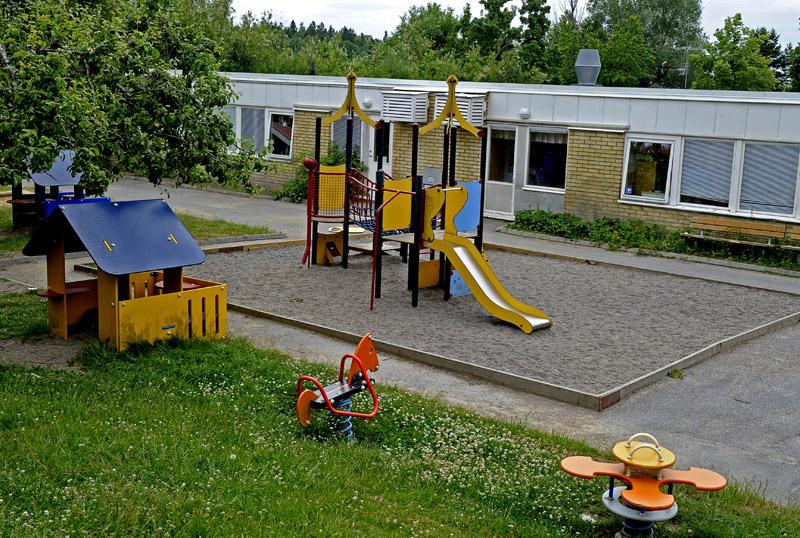 ÖDE DAGIS Dagiset spärrades av och barnen evakuerades när polisen spanade efter den misstänkta pistolmannen i Ronna.