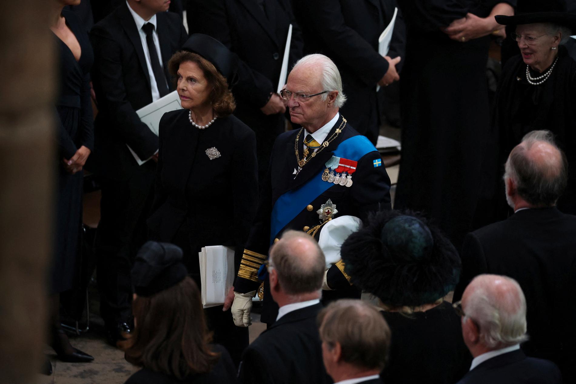 Kung Carl XVI Gustaf och drottning Silvia. Det svenska kungaparet satt allra närmst kistan inne i kyrkan. 