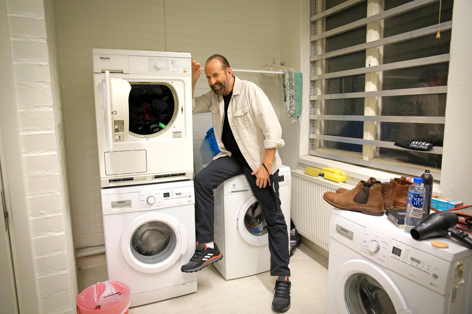 Peter Stormare lurar i tvättstugan bakom kulisserna.