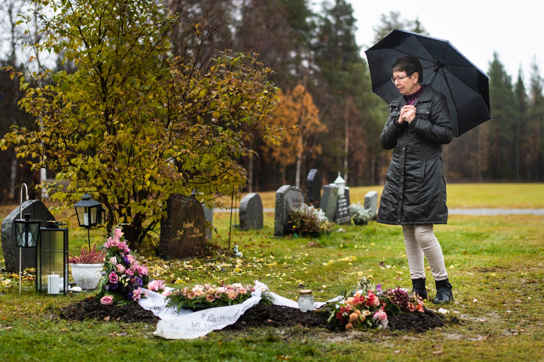 Viveca Wallströms mamma Signild gick bort i september. Hon skickades hem från ett korttidsboende, trots att hon var döende och ville bo på äldreboende.