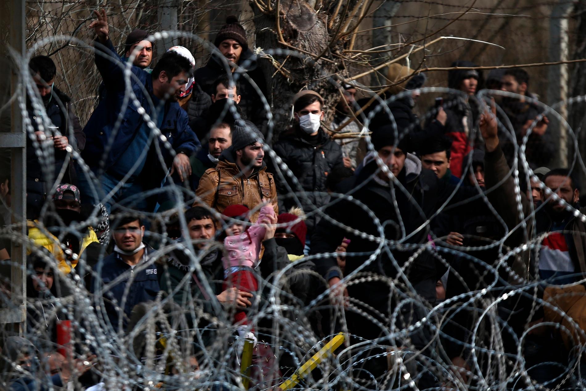 Enligt FN anlände 13 000 migranter till gränsen i lördags. Ytterligare 2000 anlände på söndagsmorgonen, enligt TT.