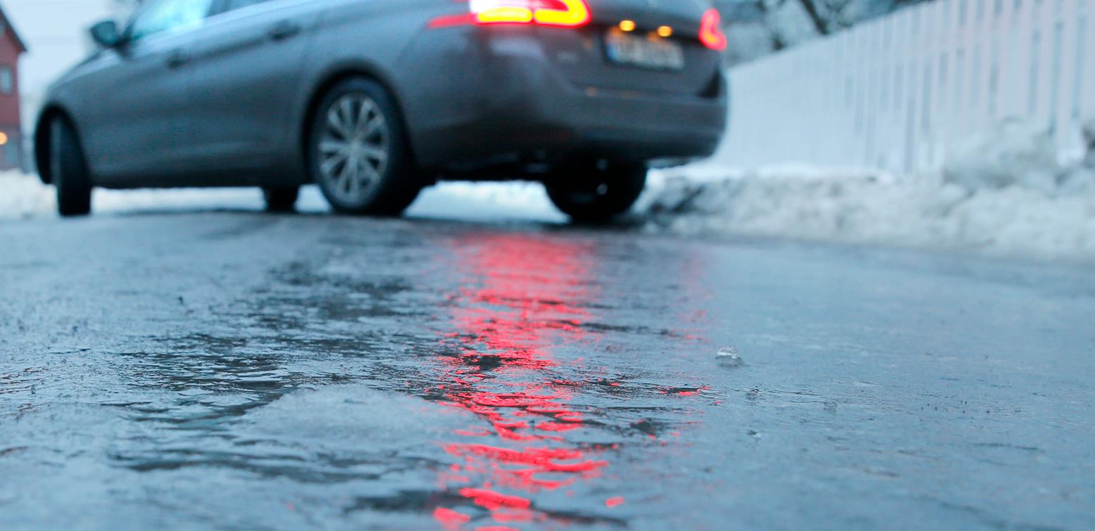 Arkivbild. Regn och blötsnö på frusna vägbanor orsakar farlig ishalka natten till lördag.