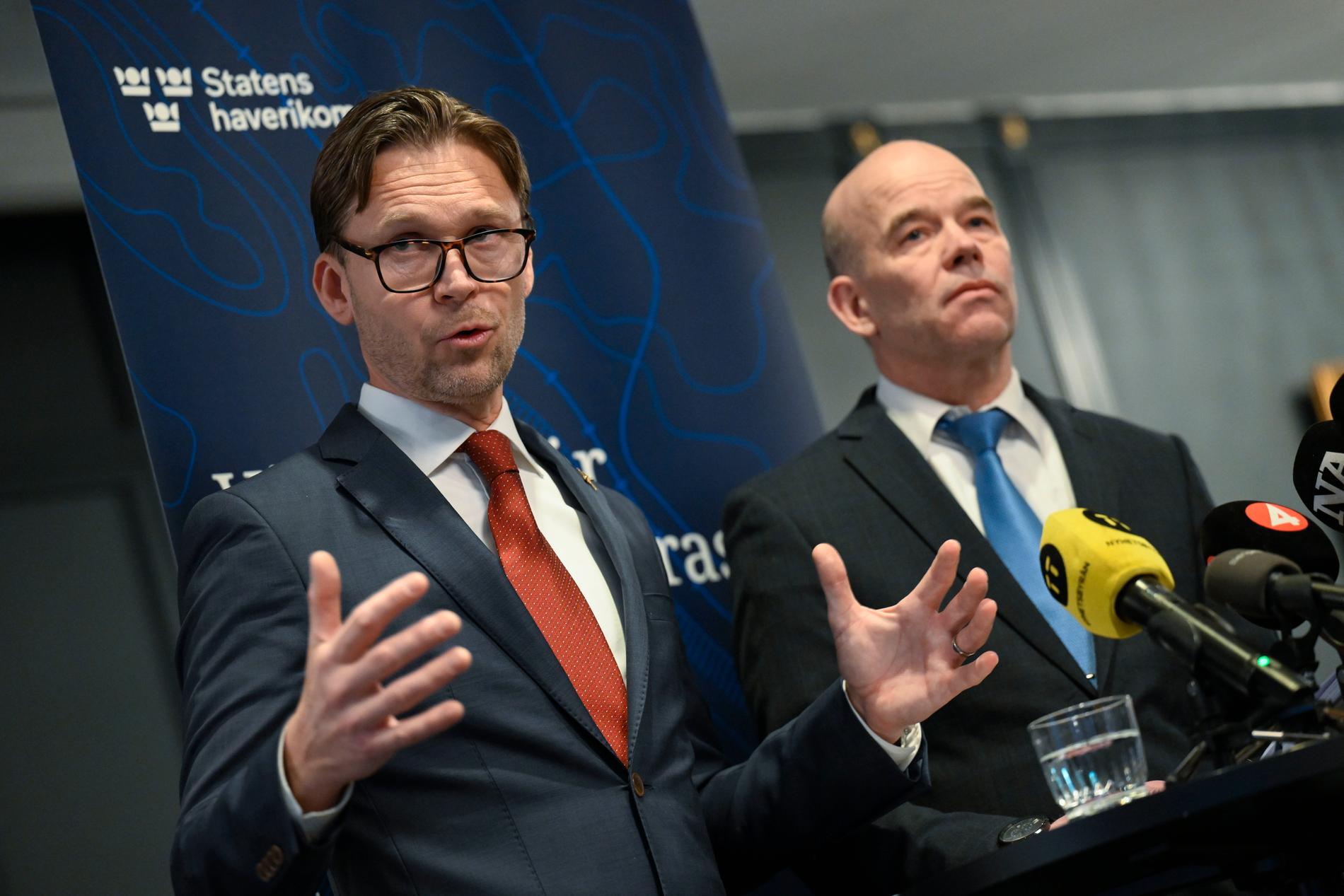 Peter Swaffer (till vänster), avdelningschef på Statens haverikommission, och utredningsledare Mats Trense under en pressträff om slutrapporten kring flygolyckan på Örebro flygplats 2021.