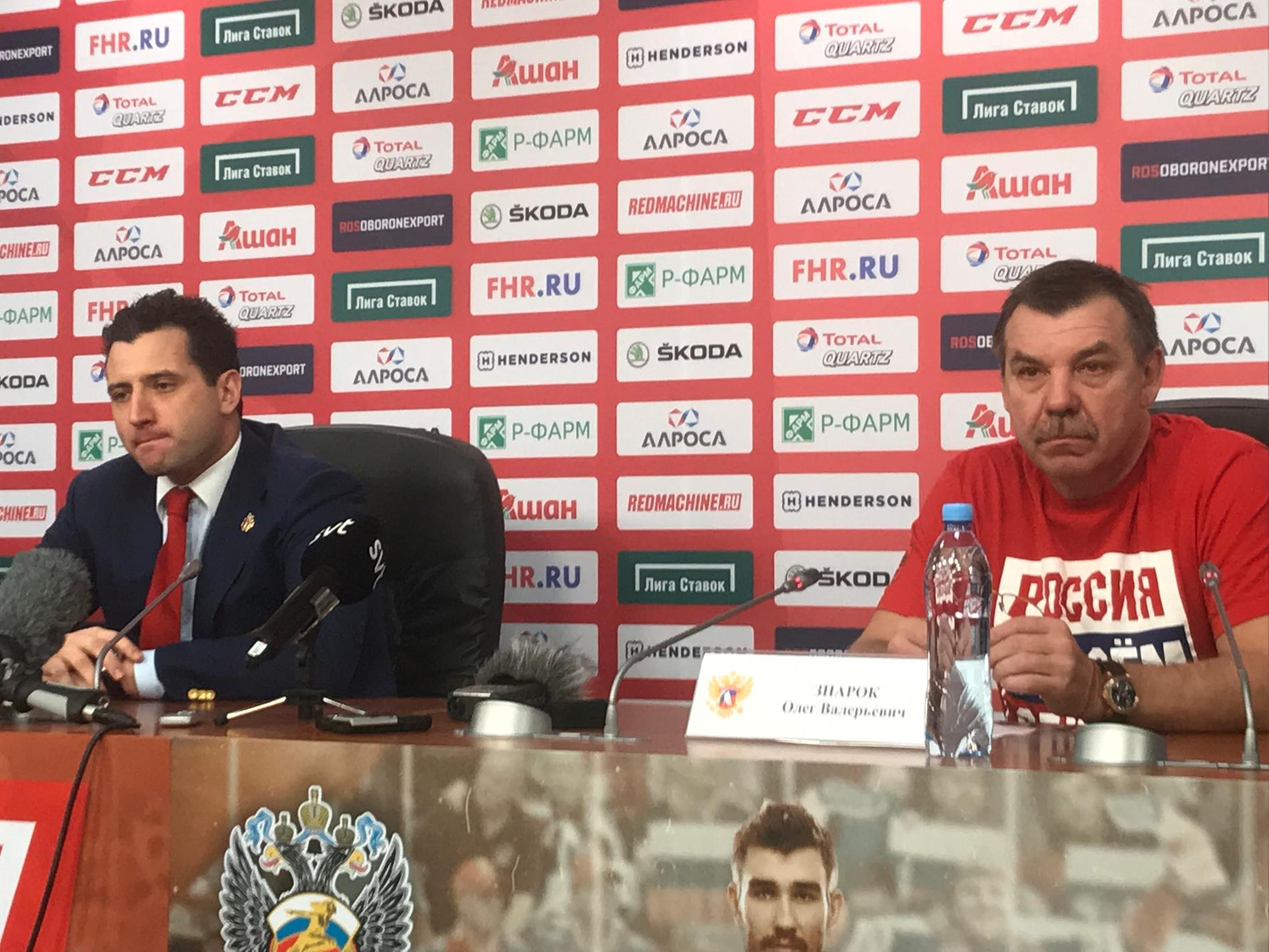 Roman Rotenberg, till vänster, och Oleg Znarok mötte media på onsdagsförmiddagen i VTB Arena. Znarok med en kärleksförklaring på tröjan.