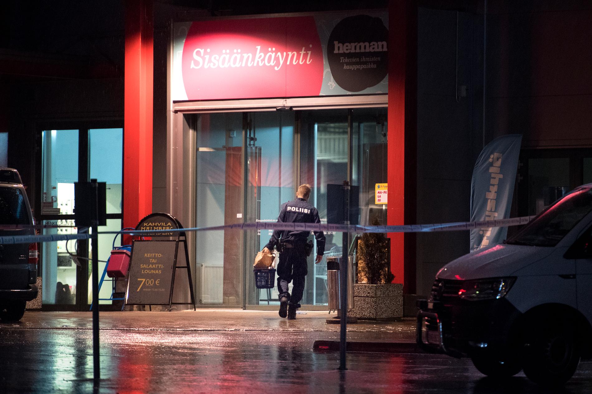 Polisen var på plats vid köpcentrumet kvällen efter att attacken ägde rum. 
