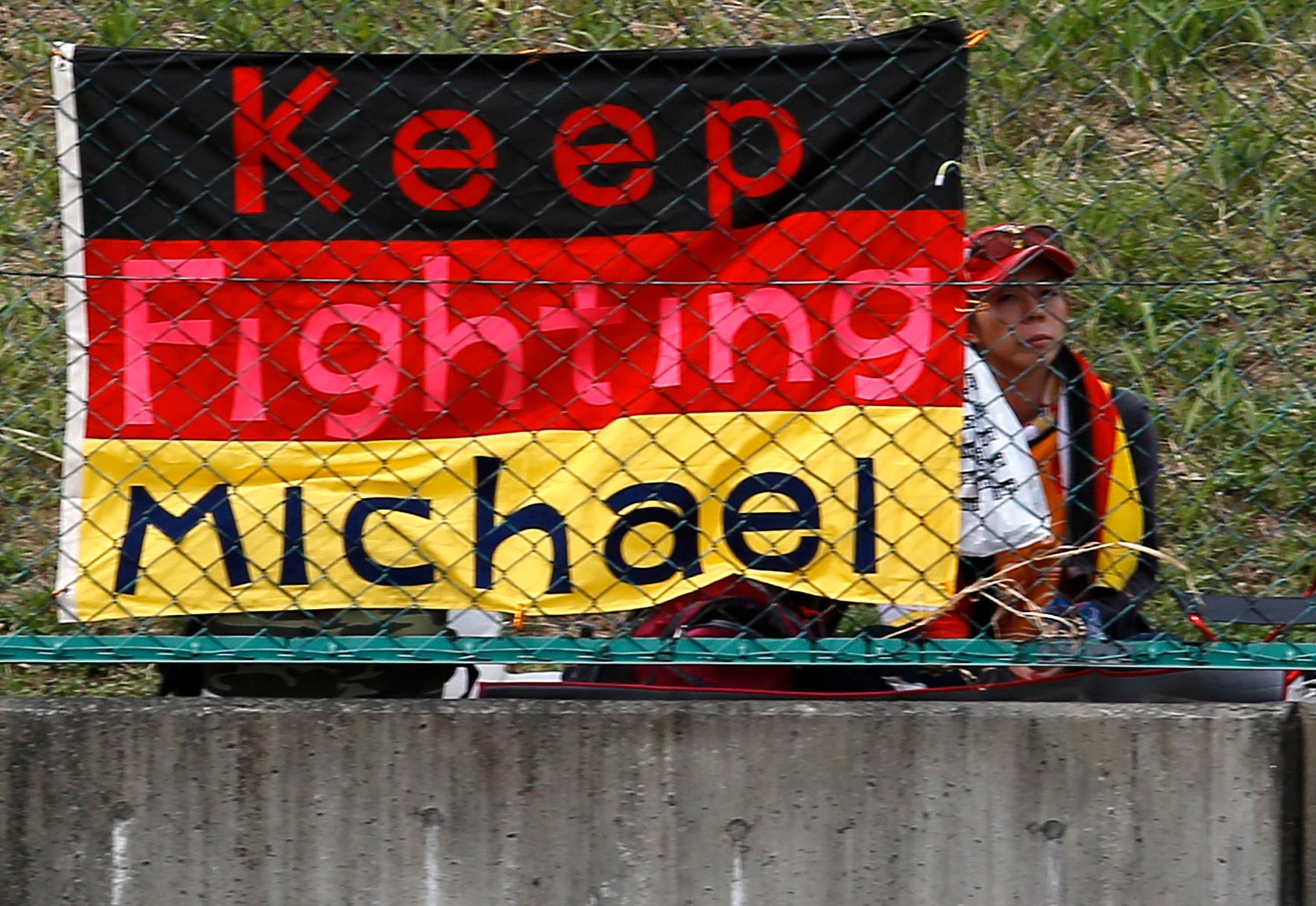 Fansen har visat sitt stöd för Michael Schumacher.