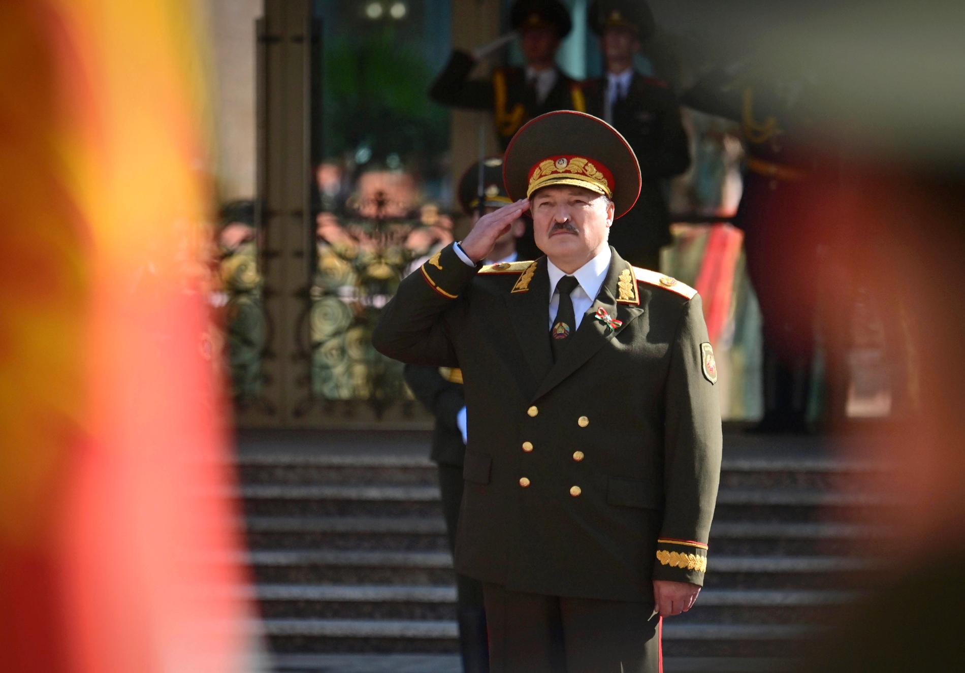 Aleksandr Lukasjenko svor presidenteden i Självständighetspalatset på onsdagen.