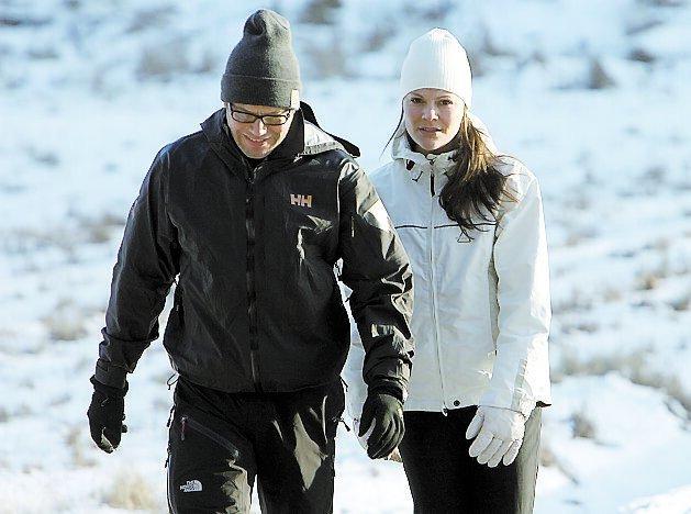 En promenad i snön kan säkert vara avkopplande för Sveriges, just nu, mest uppmärksammade par.