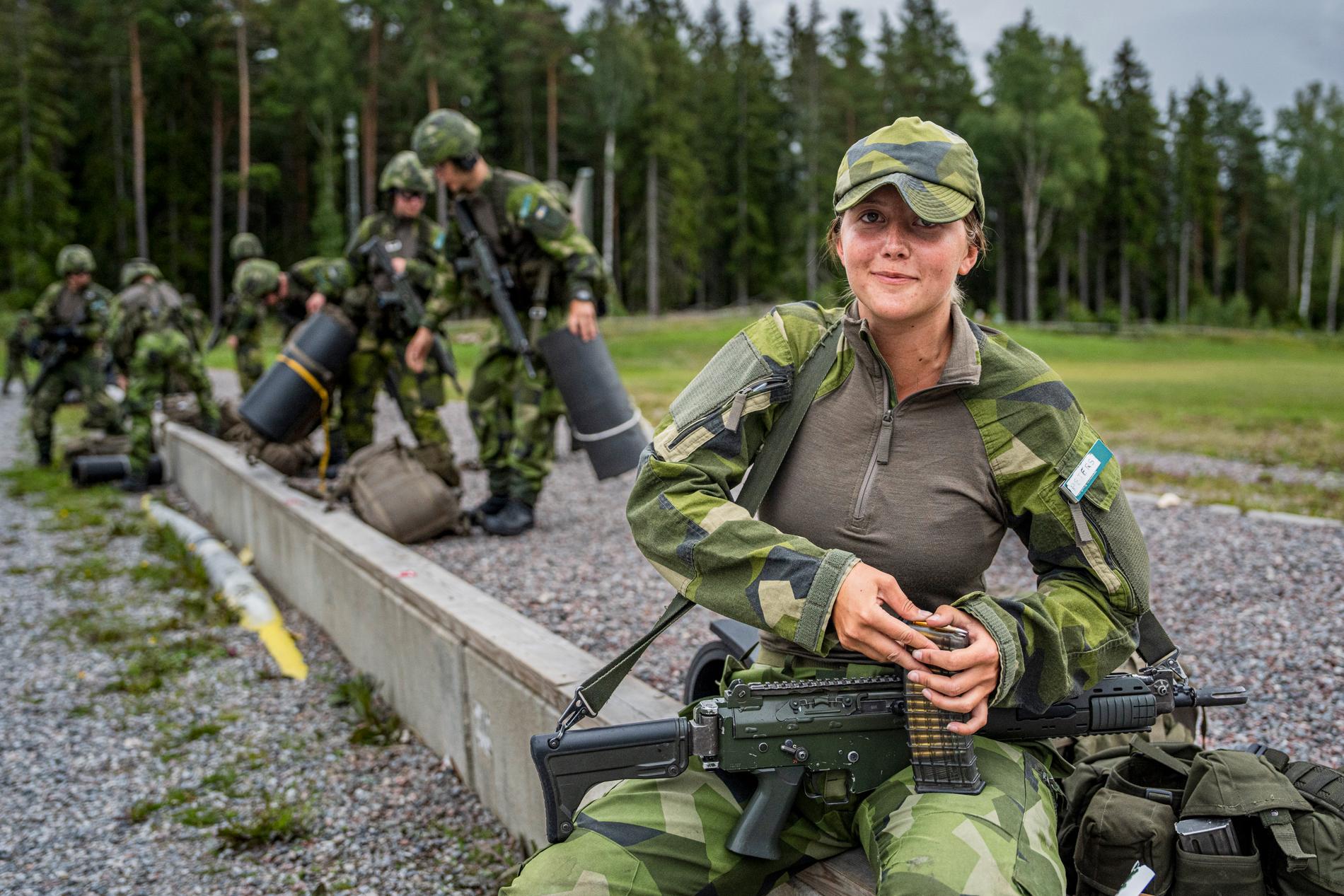 Nova Peters Wengrud, 18, kan bli en av Sveriges första Natosoldater. 