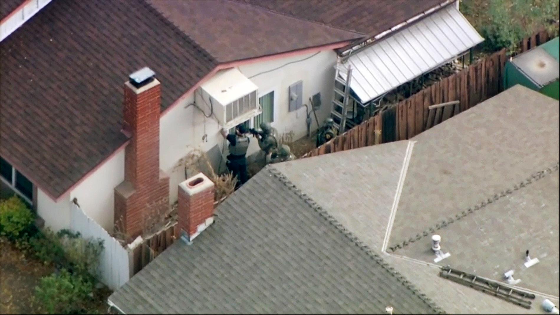 Polisen undersöker en bostad efter skolskjutningen.