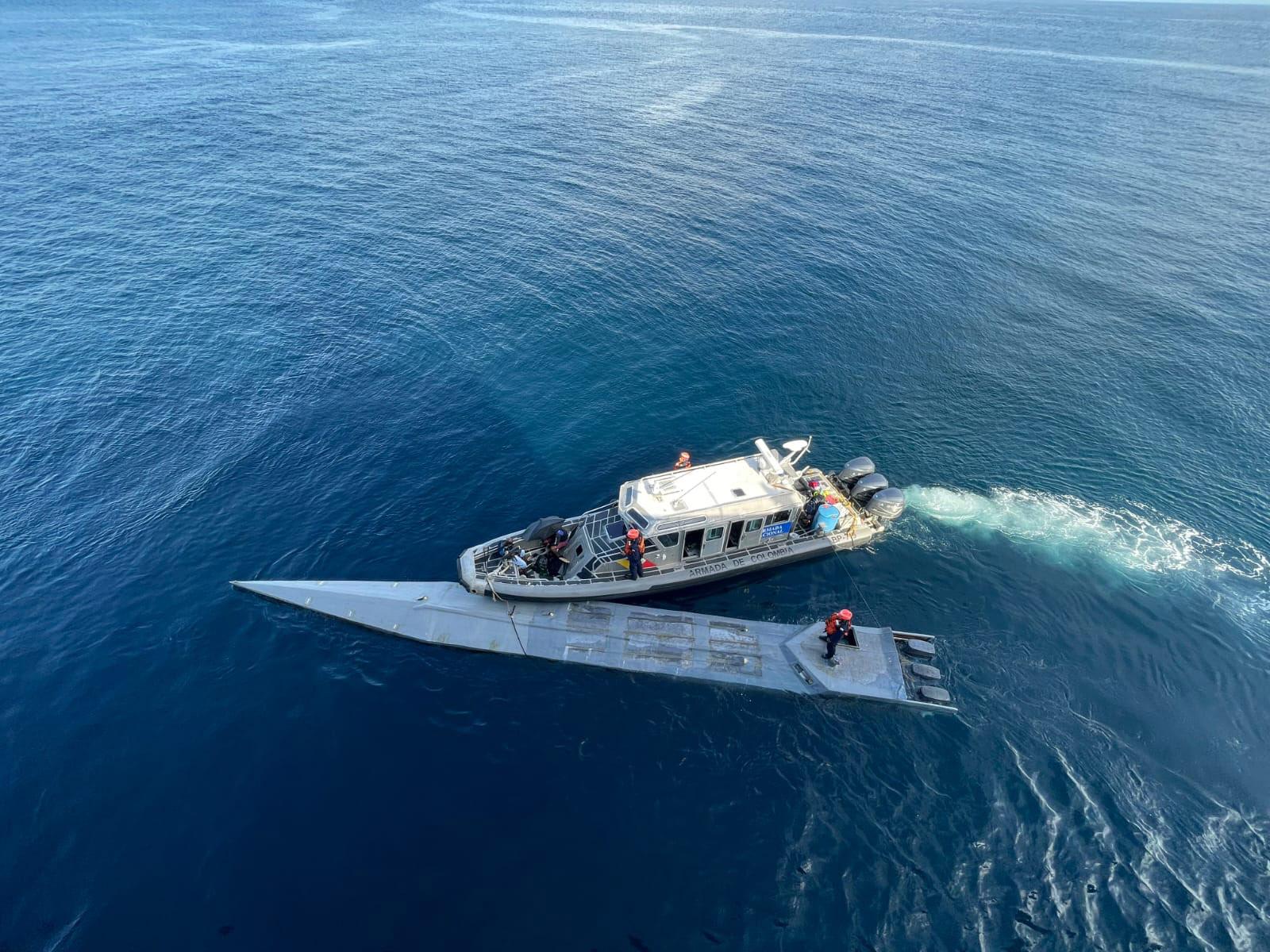 Den 15 meter långa ubåten påträffades drivandes i Stilla Havet.
