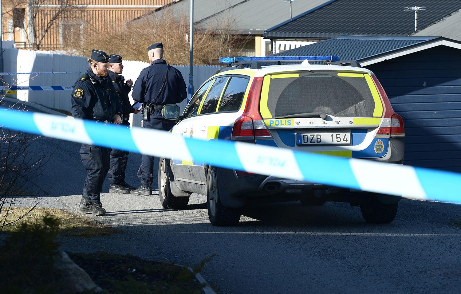 HÖGGS IHJÄL MITT I RADHUSIDYLL Polis och ambulans larmades till Upplands-Väsby norr om Stockholm, när de kom fram hittades en kvinna svårt knivhuggen. Hon dog när ambulanspersonal försökte rädda hennes liv.