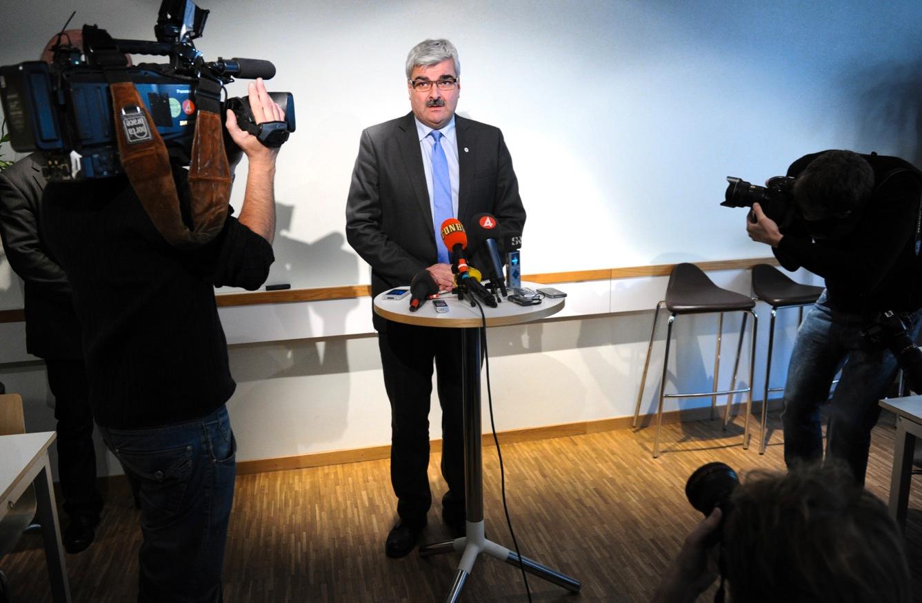 Pressad Håkan Juholt på fredagens presskonferens.
