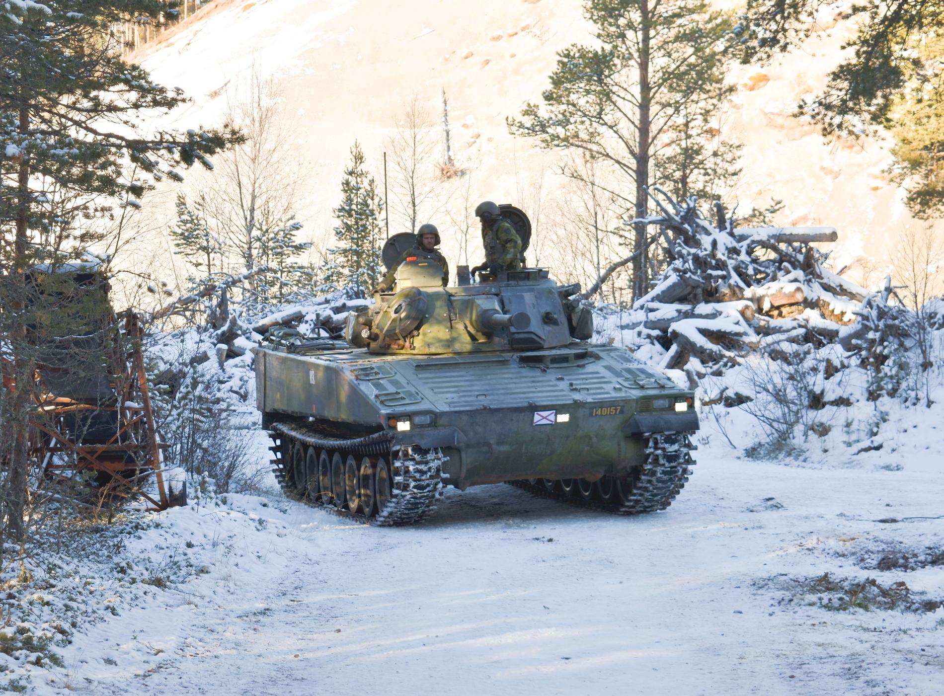 Ett svenskt stridsfordon 90 under en stor Natoövning i Norge 2018.