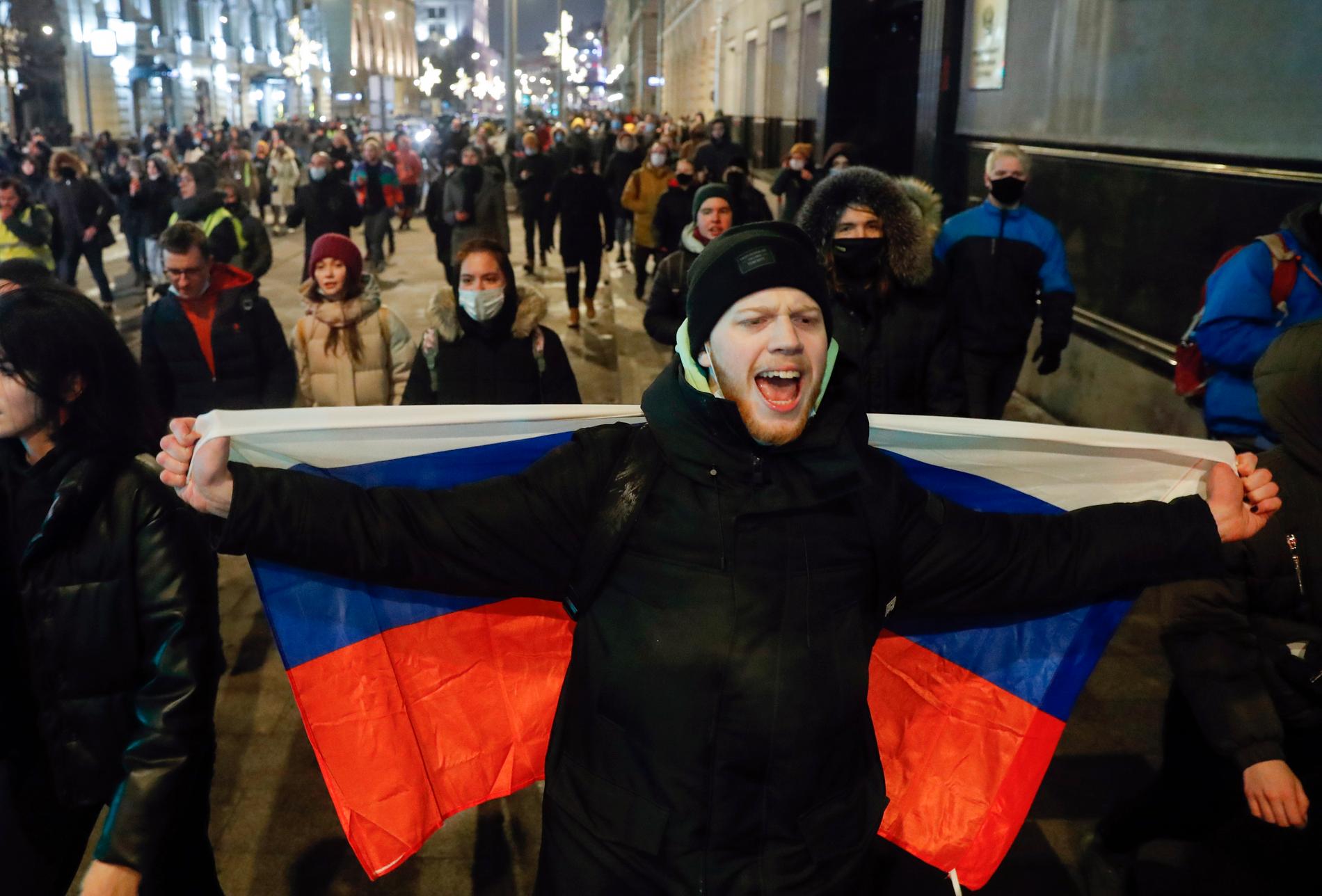 Människor protesterar i Moskva efter att Aleksej Navalnyj dömts till fängelse den 2 februari.