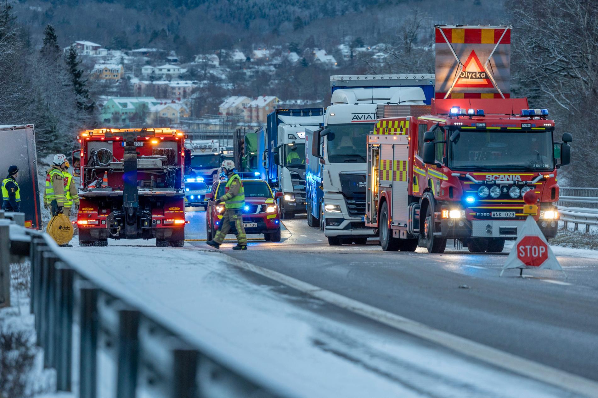 Mycket halt i Västsverige. Lastbil och personbil i olycka på E6 i Ljungskile.