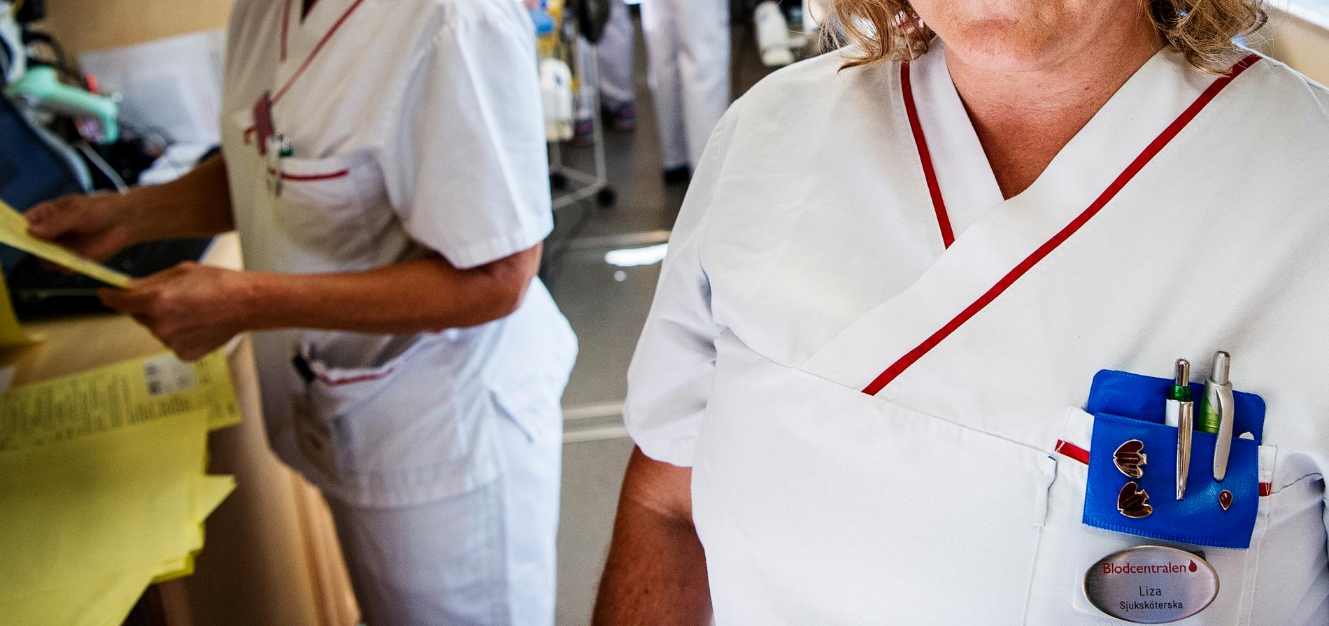 Sjuksköterskorna får höjd lön — samtidigt minskas antalet inhyrd personal. 