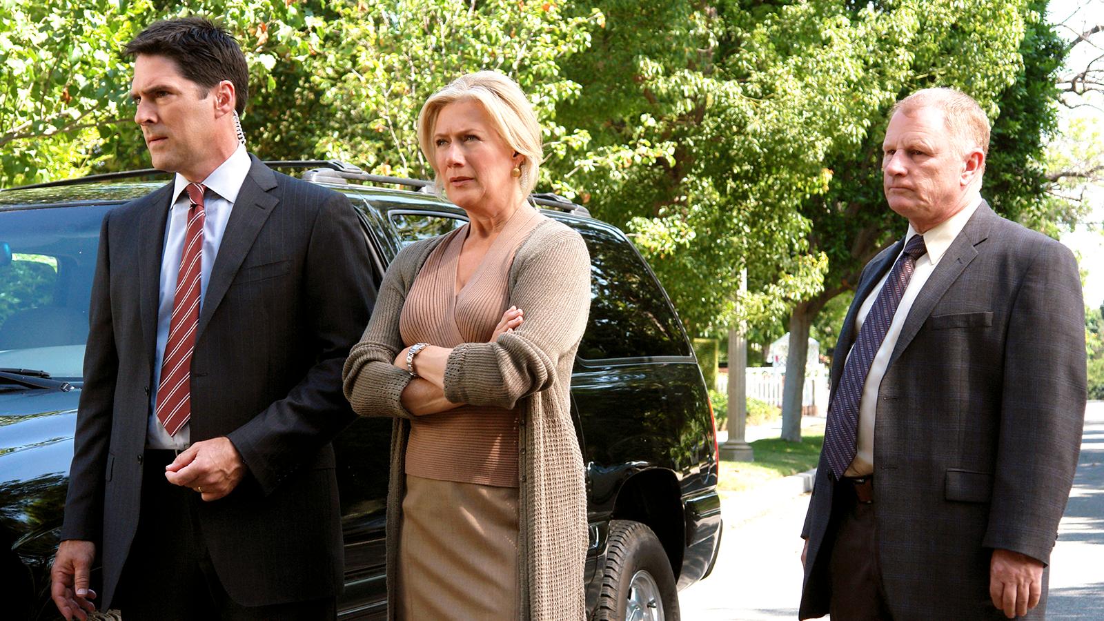 Ur en tidigare säsong av "Criminal Minds", från vänster Thomas Gibson som Aaron Hotch, Jayne Atkinson som Erin Strauss och Gordon Clapp som detektiv Wolynski.