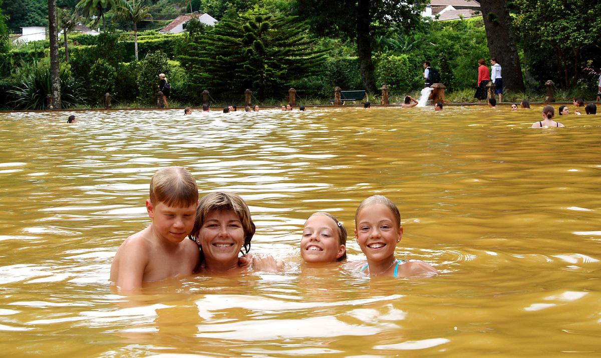 Familjen Geelhar-Hermelin med Simon, mamma Pia samt tvillingarna Sara och Sofia badar glatt i Furnas varma källor.