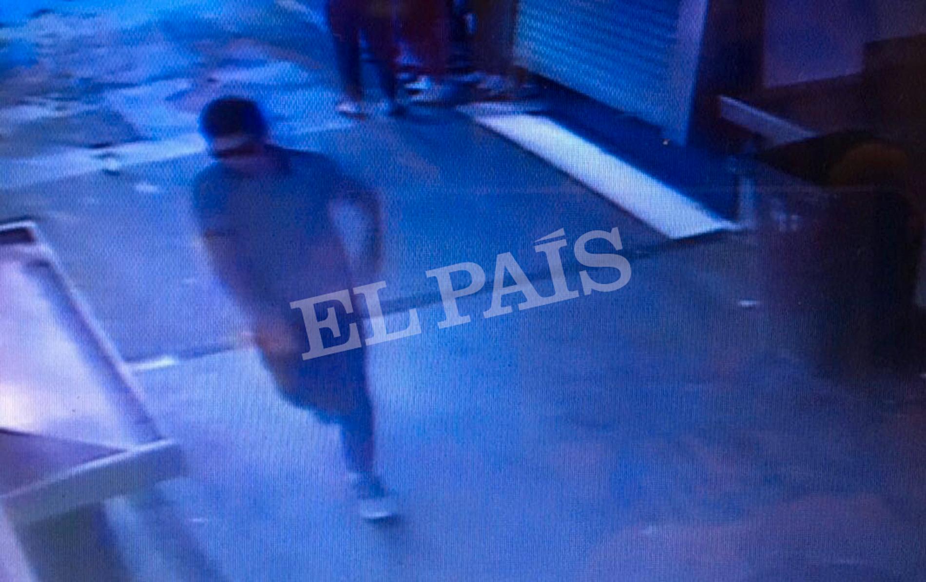 Övervakningsbilder visar en misstänkt som tros vara Younes Abouyaaqoubis fly efter att skåpbilen kraschat vid Las Ramlas. Bilderna publicerades först av tidningen El Pais. 