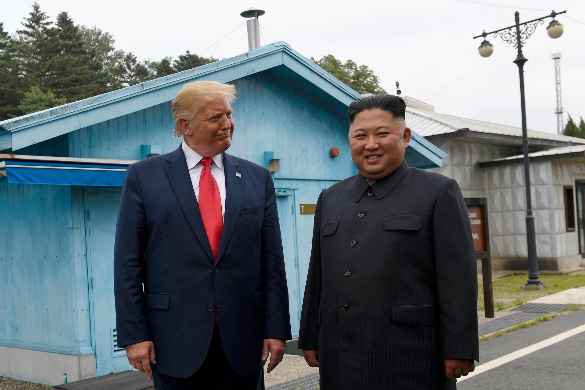 President Donald Trump och Nordkoreas högste ledare Kim Jong-Un möts i den avmilitariserade zonen på Koreahalvön, 30 juni 2019.