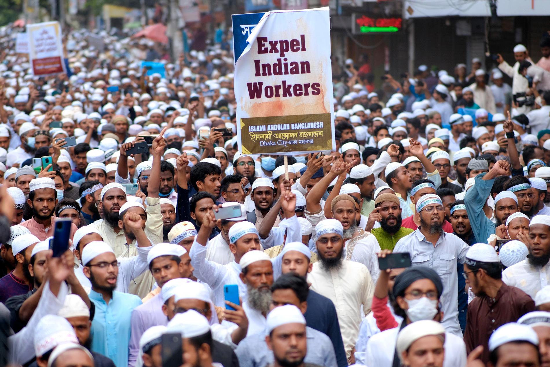 Tusentals muslimer demonstrerade mot den indiska regeringen i Dhaka i Bangladesh under fredagen.