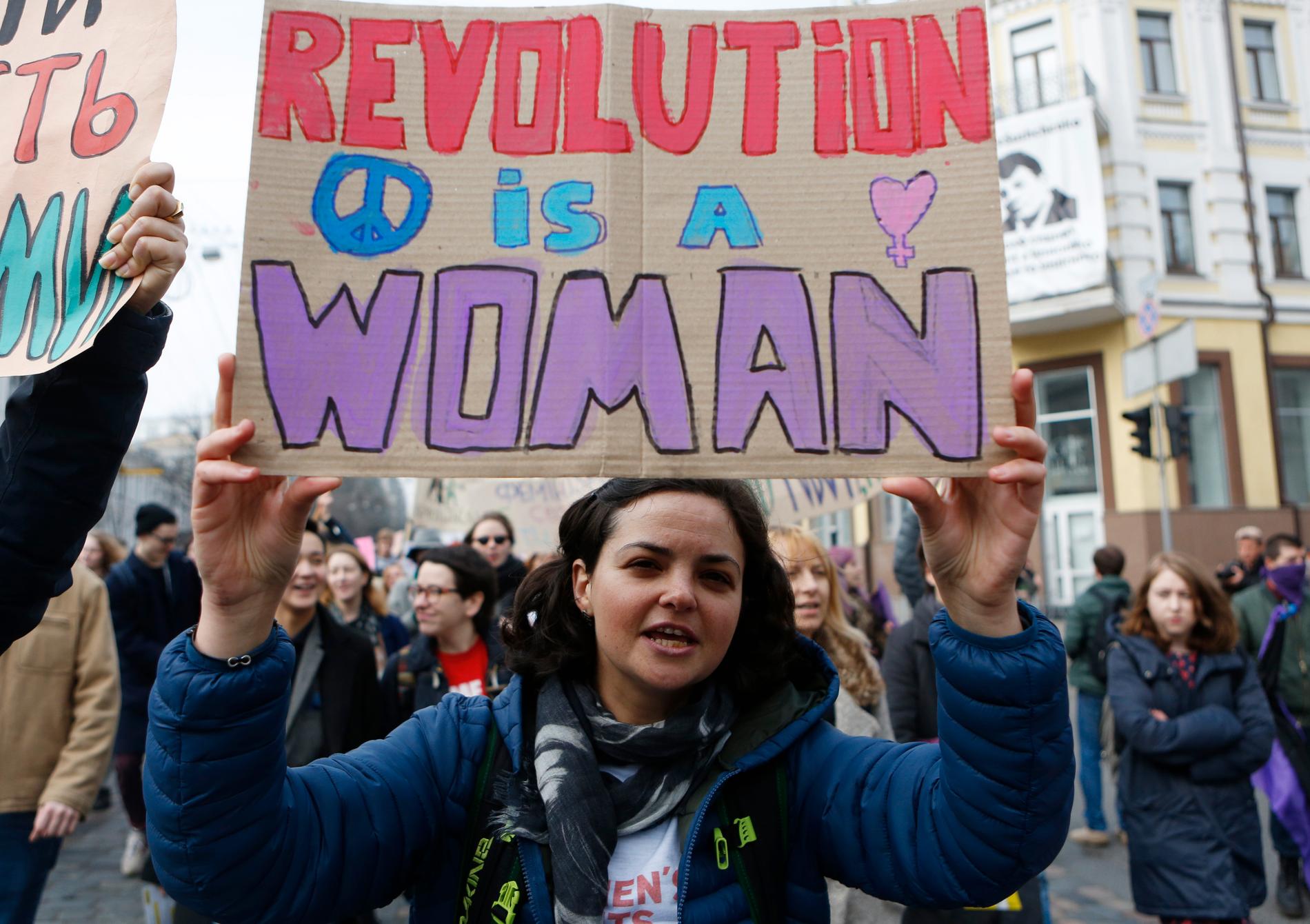 En ukrainsk feminist demonstrerar i Kiev på Internationella kvinnodagen 2017.