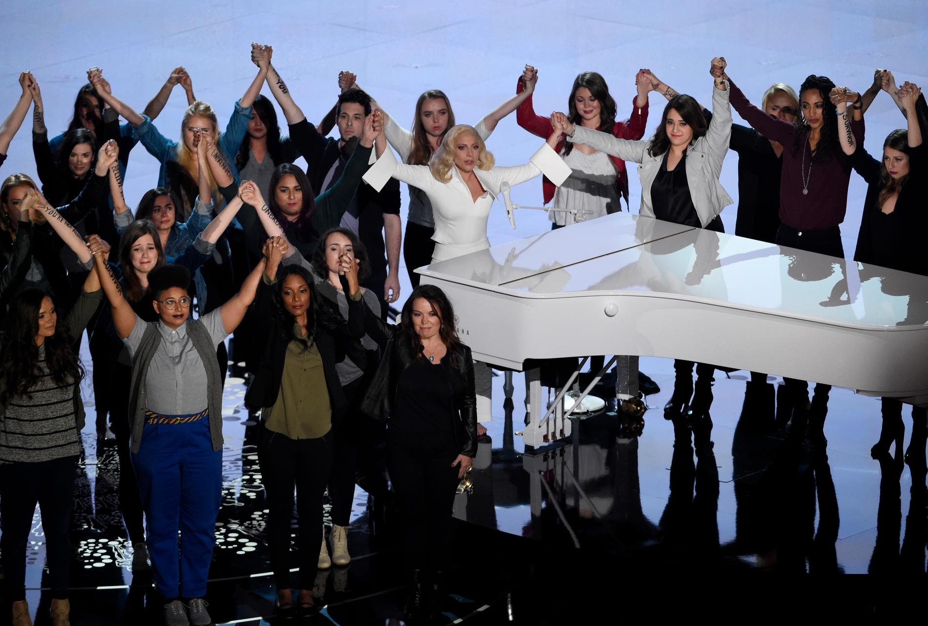 Lady Gaga rörde publiken till tårar med sitt framförande av låten ”It can happen to you”. På scen fanns kvinnor med budskap skrivna på armarna.