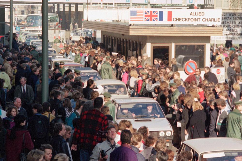 När östtyskarna åkte över vid Checkpoint Charlie applåderades de av västberlinarna. 