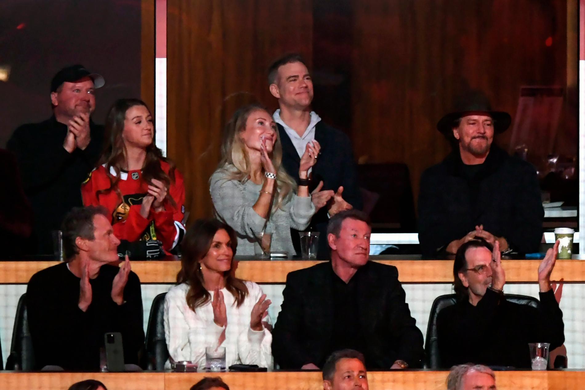 Cindy Crawford sitter bredvid Wayne Gretzky under Chris Chelios hyllning. 