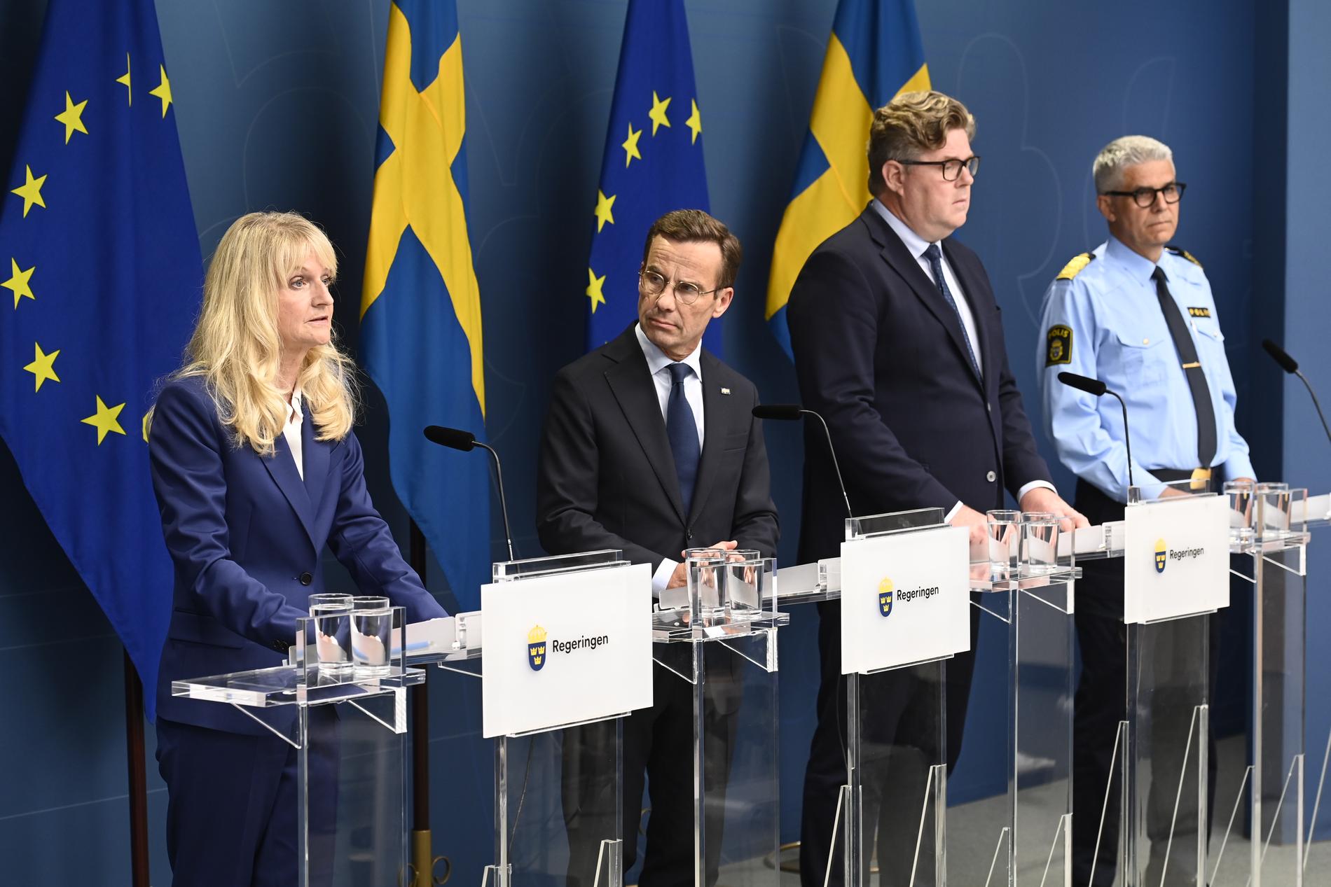 Säpochefen Charlotte von Essen, statsminister Ulf Kristersson (M), justitieminister Gunnar Strömmer (M) och  rikspolischef Anders Thornberg höll presskonferens om den höjda terrorhotnivån.