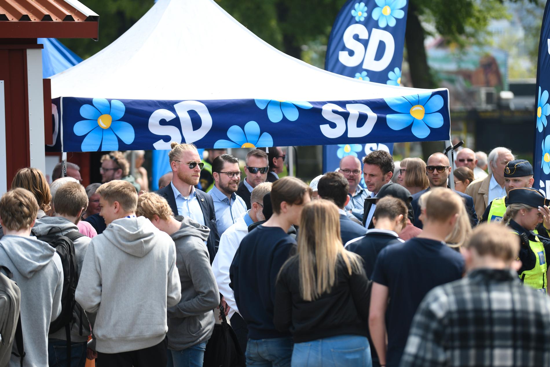 Sverigedemokraternas partiledare Jimmie Åkesson (SD) i Jönköping och talar med väljare inför EU-valet.