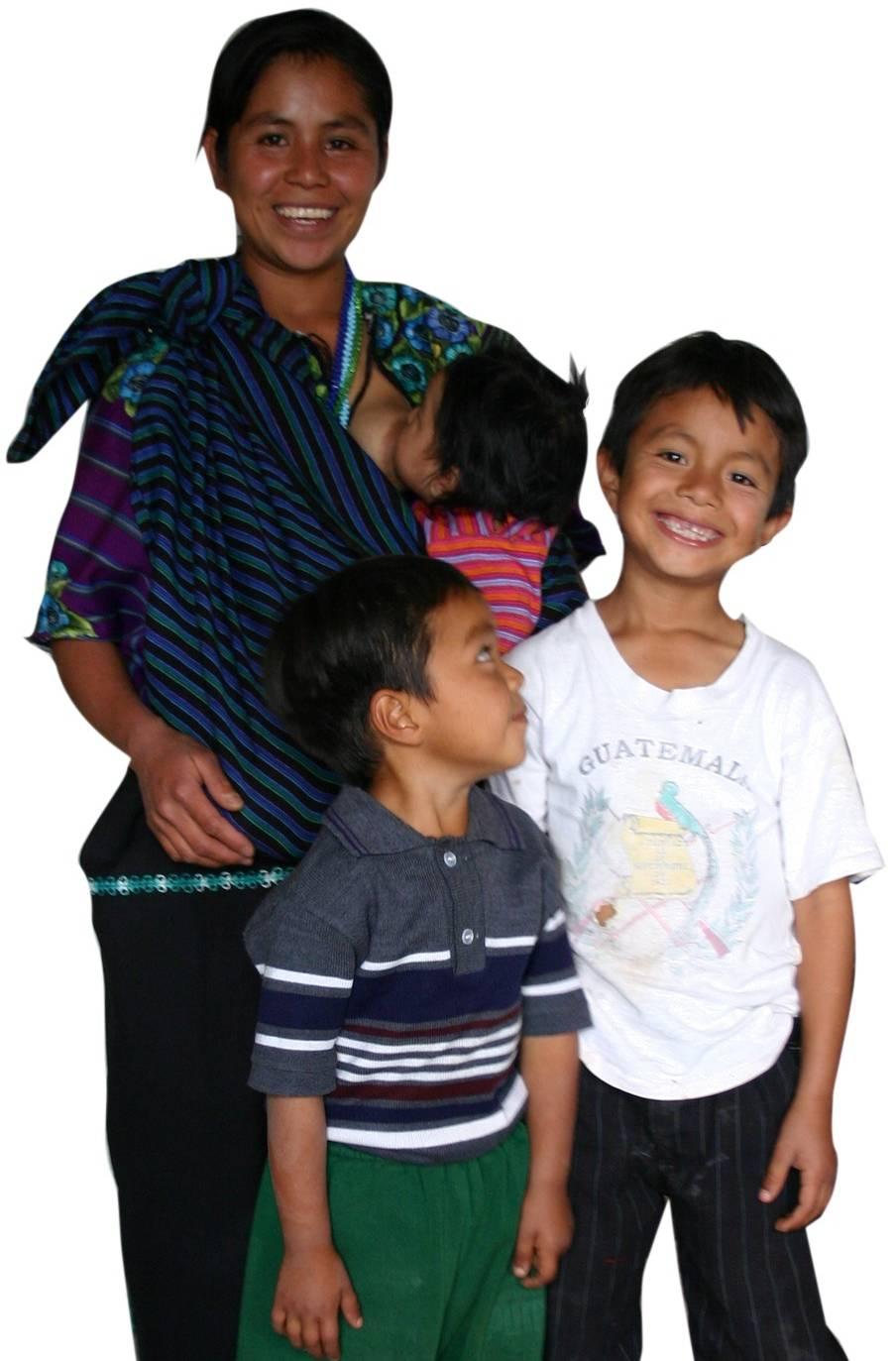 En mayakvinna i Santa Cruz La Laguna väver tyger och passar barnen samtidigt.