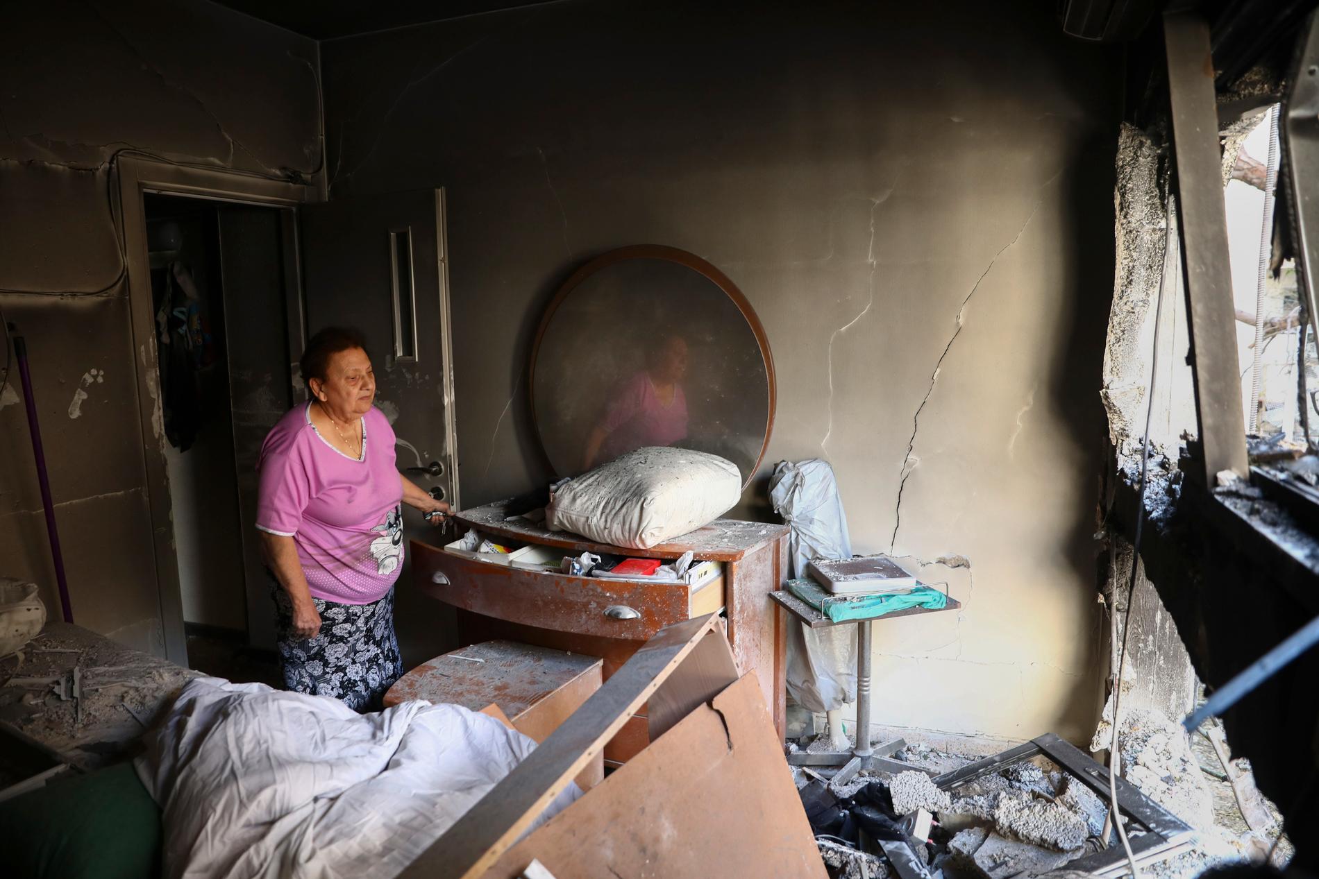 Julianna Sror ser ut från  sin förstörda lägenhet i Petah Tikva, Israel. Lägenheten träffades av en raket avfyrad från Gaza. 