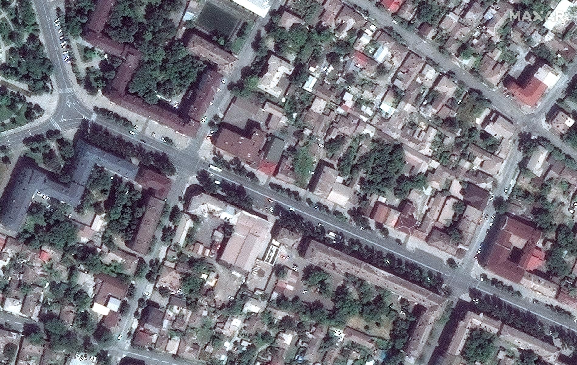 Bostadsområdet i Mariupol, fotograferat av satellitens kamera i juni 2021. Före bomberna föll.