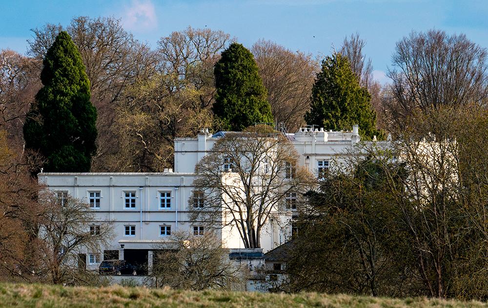 Royal Lodge i Windsor har varit en kunglig bostad i generationer. Prins Andrew fick ta över den efter sin mormors bortgång. Huset har 30 rum och just nu bor bara prins Andrew och hans exfru Sara Ferguson i fastigheten. 