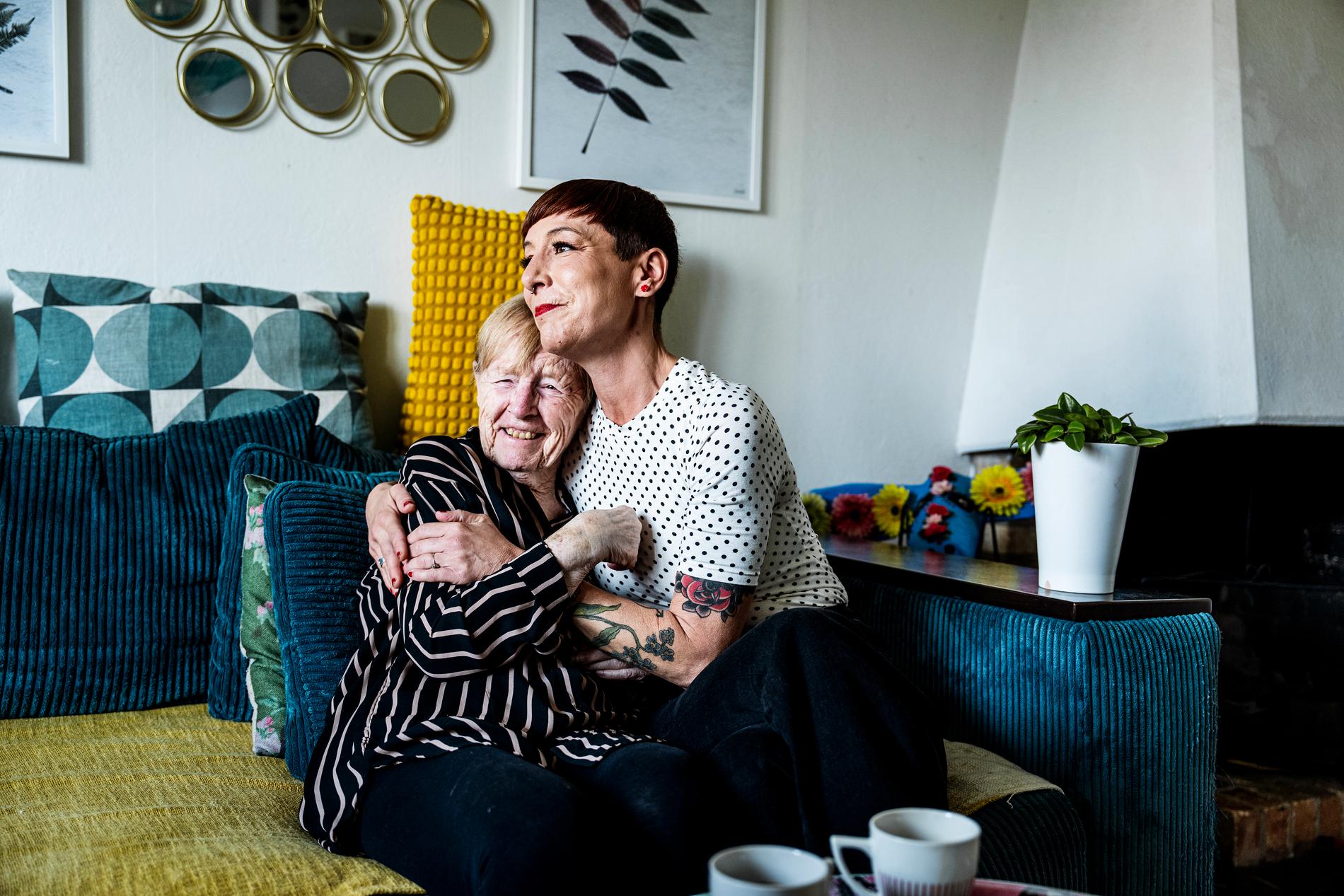 När Karin Persson flyttade in på ett demensboende fick hon flera nya läkemedel. Då blev hon förändrad. ”Jag märkte förändringar i mammas sätt att vara, att blickarna var tomma. Och så var hon nedstämd. Jag blev så rädd”, säger dottern Sara Soläng Zaki.