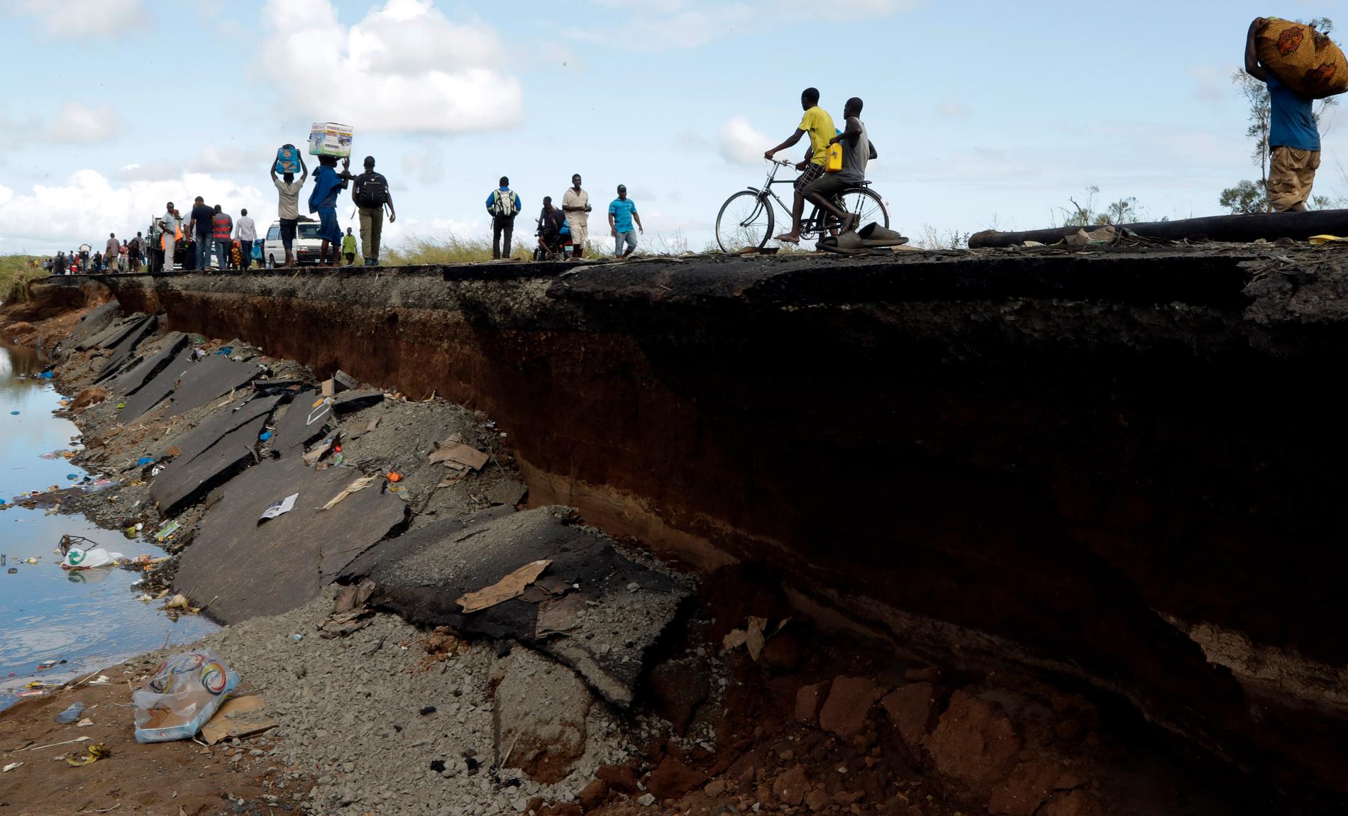 En kollapsad vägbank i Nhamatanda, cirka 10 mil från staden Beira i Moçambique.