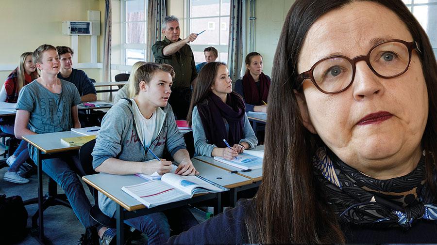 I stället för att skylla på de unga borde utbildningsminister Anna Ekström se till att skolorna verkligen kan uppfylla FHM:s rekommendationer, skriver Per Adman.