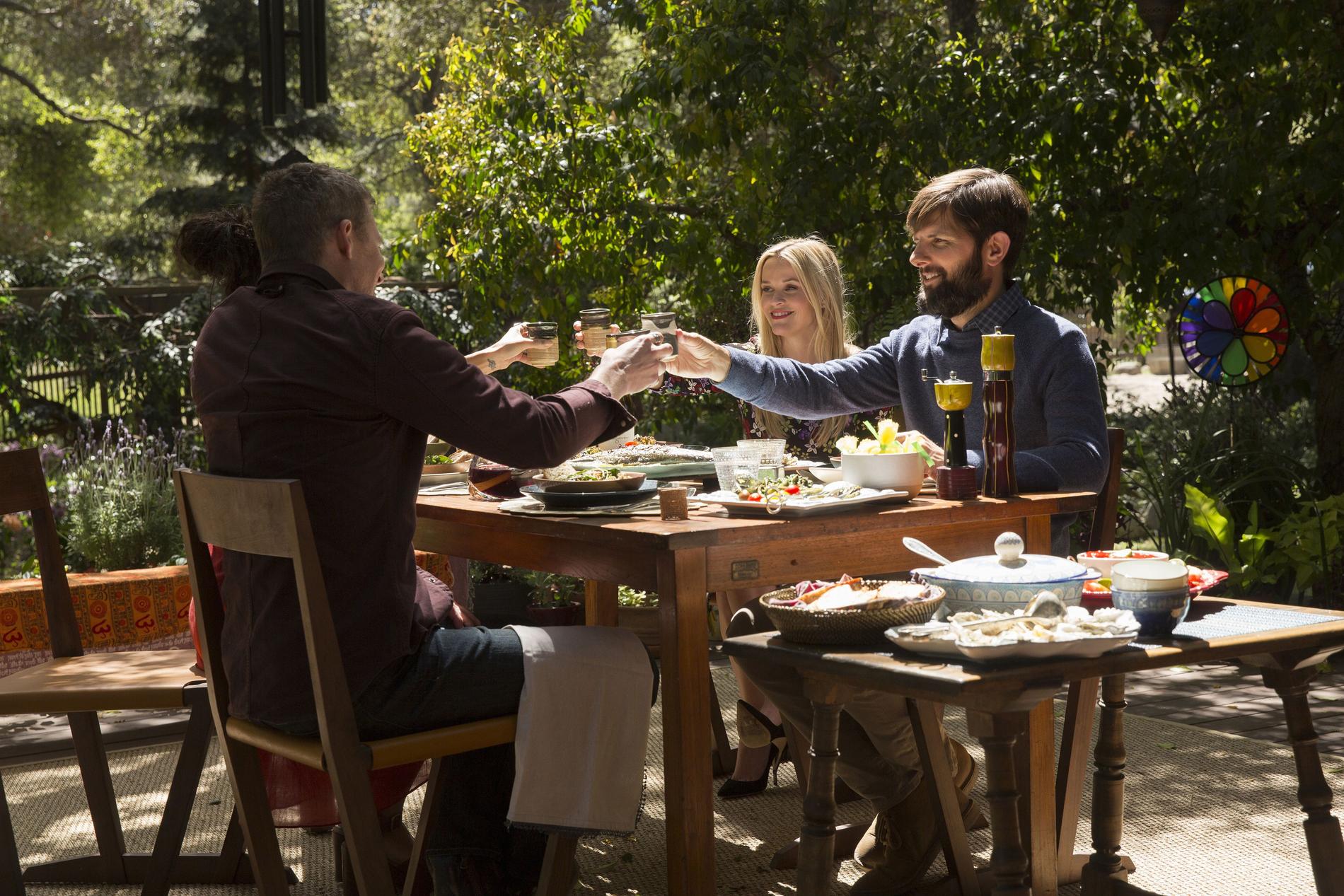 Middagen äts utomhus i serien Big Little Lies.