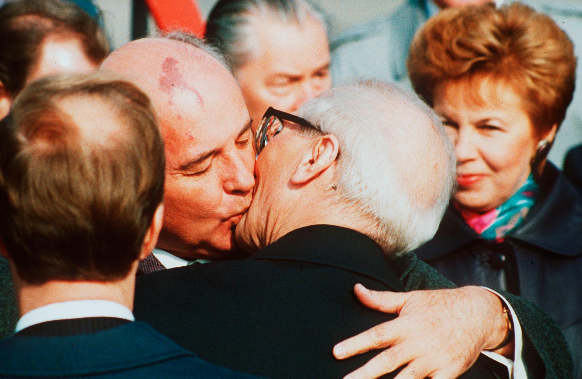 Gorbatjov kysser Honecker vid ett statsbesök. 