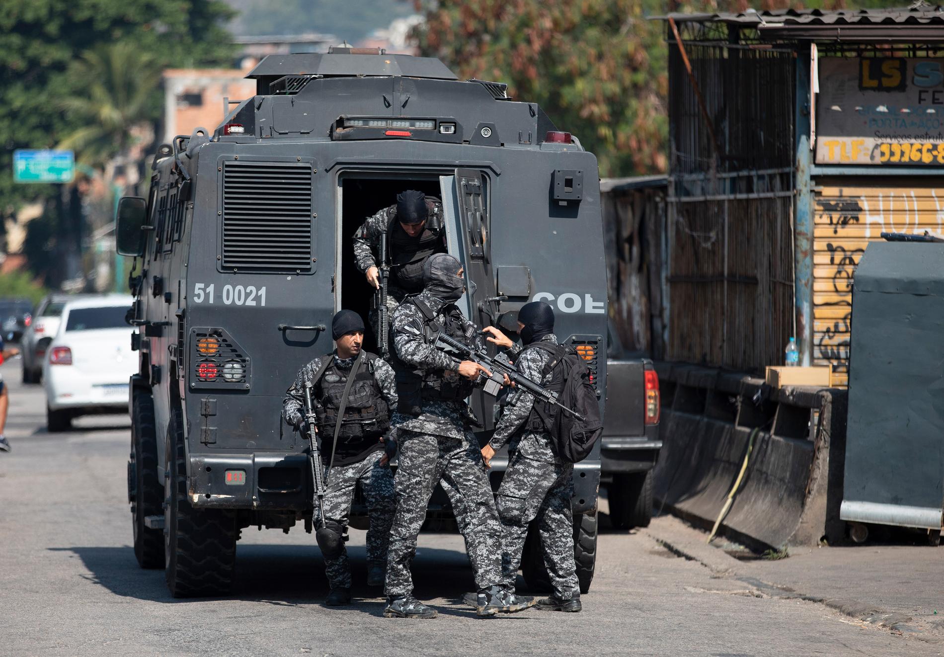 Brasilianska poliser förbereder sig för tillslaget mot knarkhandlare i Rio de Janeiro på torsdagen. Minst 25 människor dog – varav en polis – i tillslaget, enligt lokala medier.
